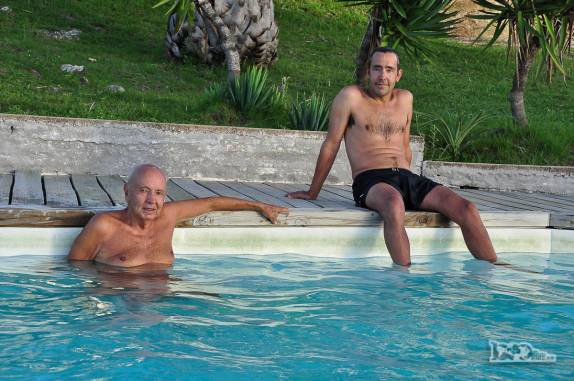 O Rodrigo e seu pai na piscina do hotel em Villa Serrana, no Uruguai